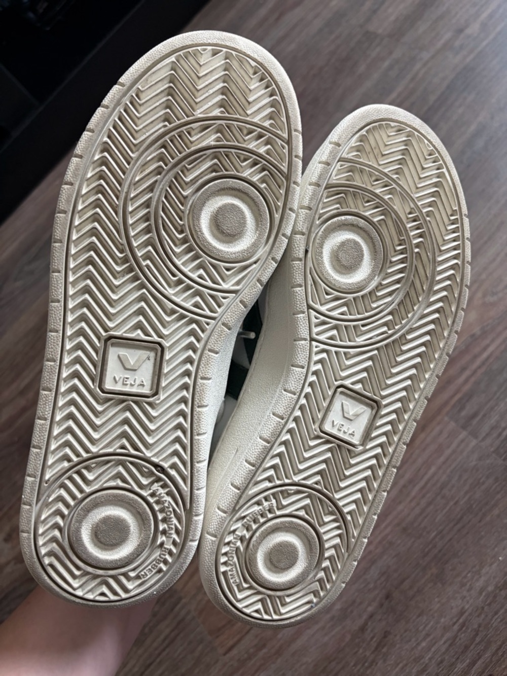 Veja V-90 Sneakers - Picture 6 of 7